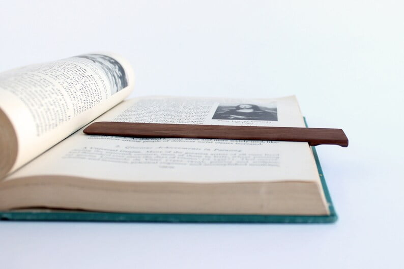 Cadou din Lemn Masiv pentru Cititori Înraiți: Semne de Carte și Suporturi pentru Pagină de Calitate Premium